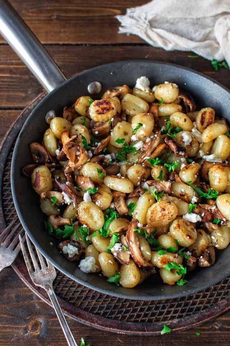 Простые рецепты с грибами на сковороде. Картошка с грибами. Жареная картошка с грибами. Картошка с грибочками. Картошка с шампиньонами.