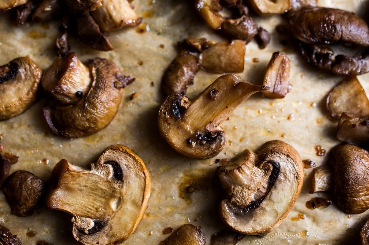 Картофель с сухими грибами. Жареные грибы. Приготовление грибов. Готовые жареные грибы. Готовые жареные шампиньоны.
