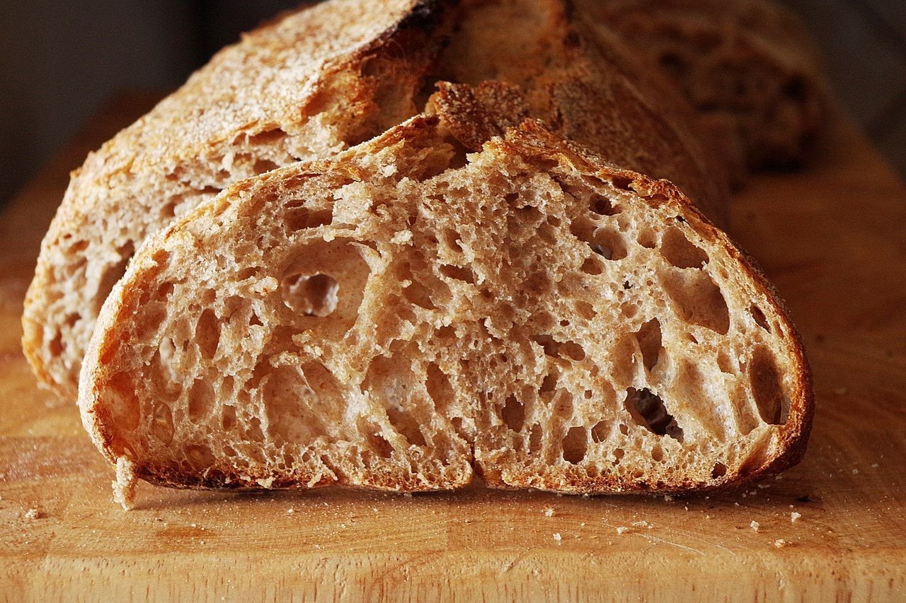 Простой рецепт хлеба в духовке быстро. Выпечка хлеба. Хлеб с хрустящей корочкой. Выпечка на закваске. Дрожжевой хлеб.