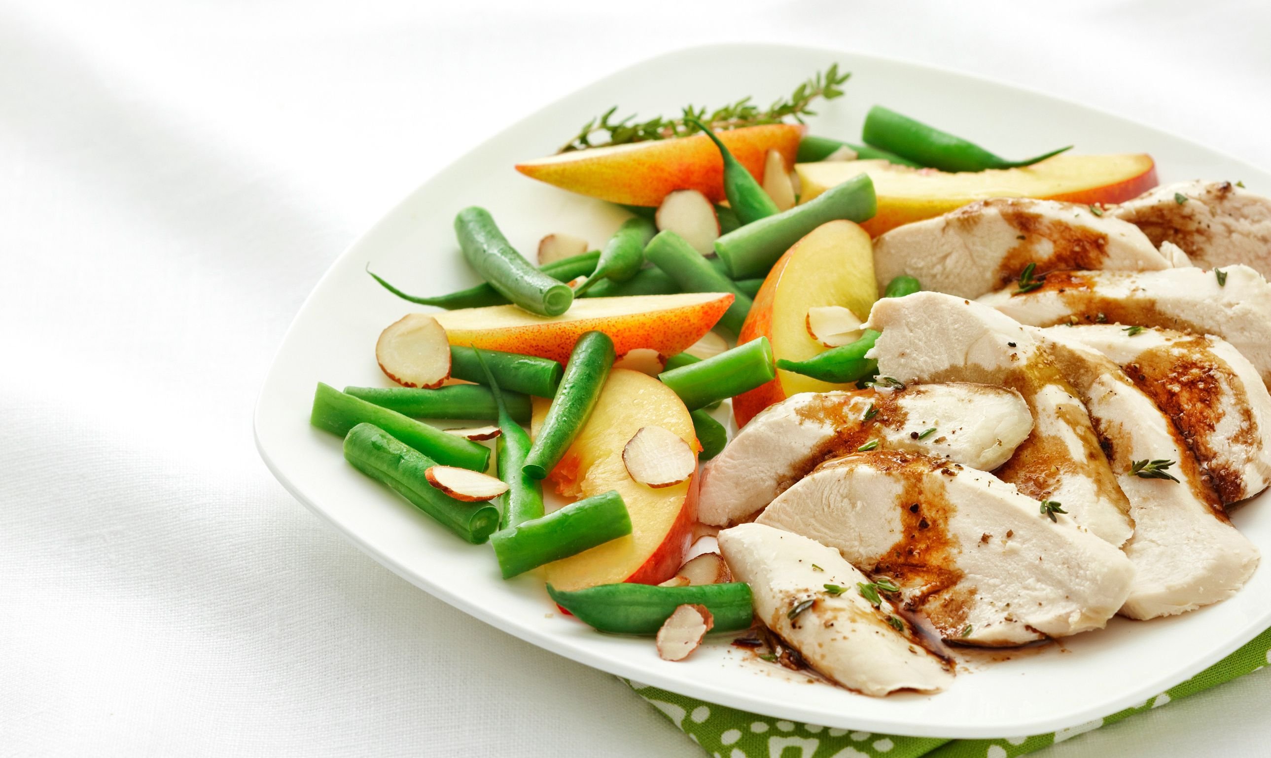 Белок в отварной куриной грудки. Белая рыба для диетического питания. Отварные овощи на ужин. Здоровое питание курица. Легкий ужин.