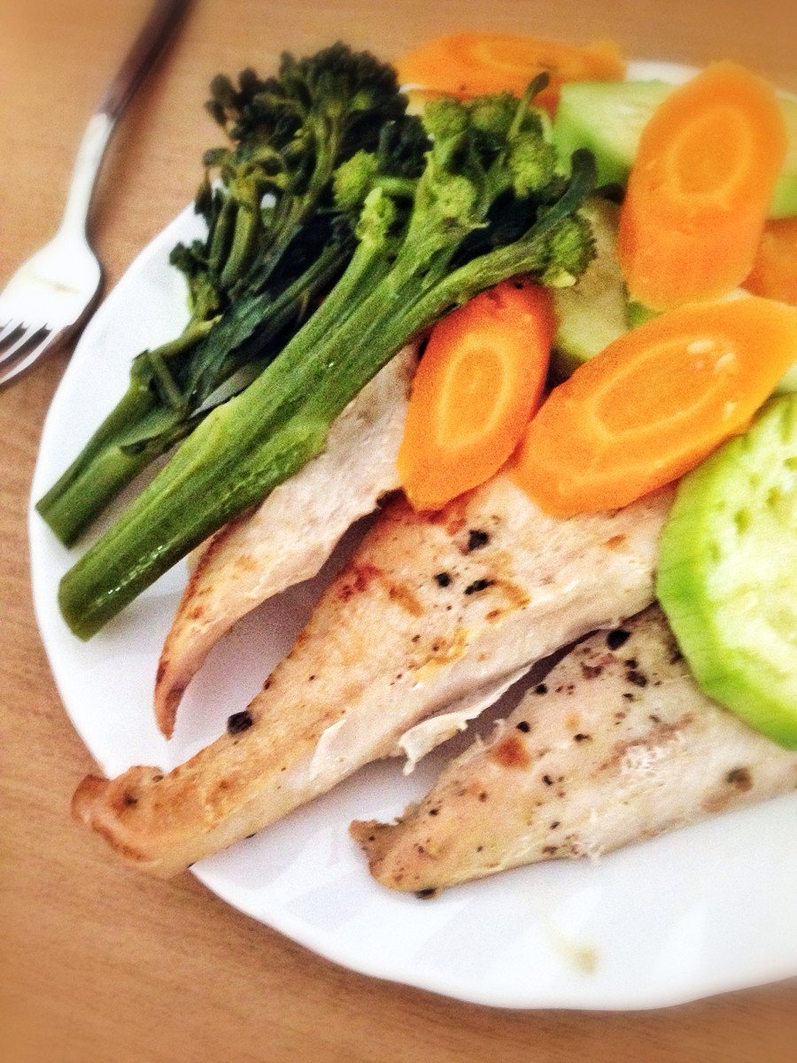 Курица с овощами диетический. Куриная грудка с овощами. Куриная грудка на пару с овощами. Отварная куриная грудка с овощами. Отварная рыба с овощами.