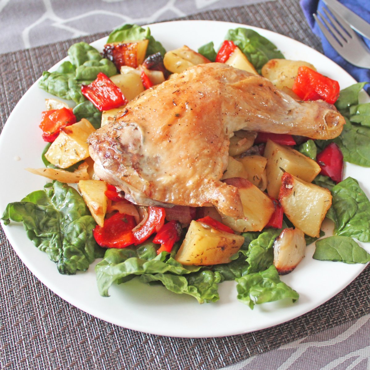 Запеченная куриная грудка с овощами в духовке. Курица с овощами. Курочка с овощами. Жареная курица с овощами. Курица запеченная с овощами.