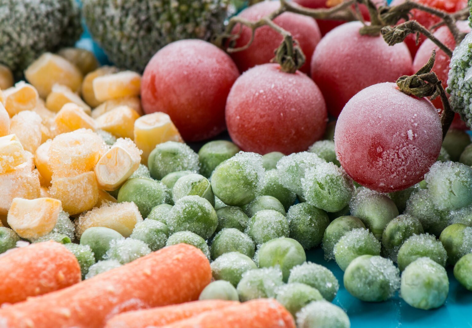 Заморозка фруктов. Замороженные продукты. Замороженные овощи и фрукты. Замороженные овощи и фрукты в ассортименте. Замороженные овощи фрукты фон.