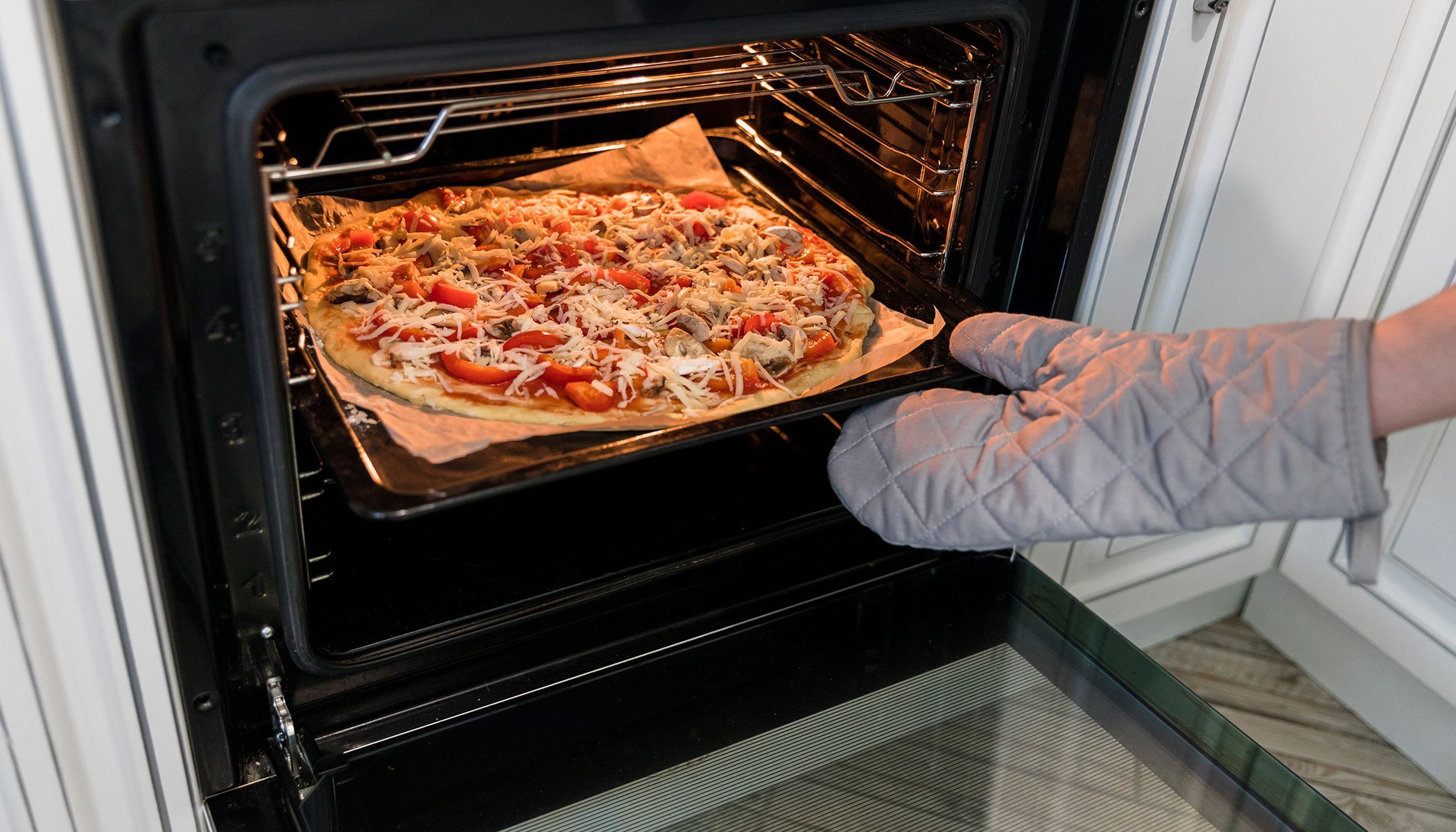 чем смазывать противень для пиццы в духовке фото 101