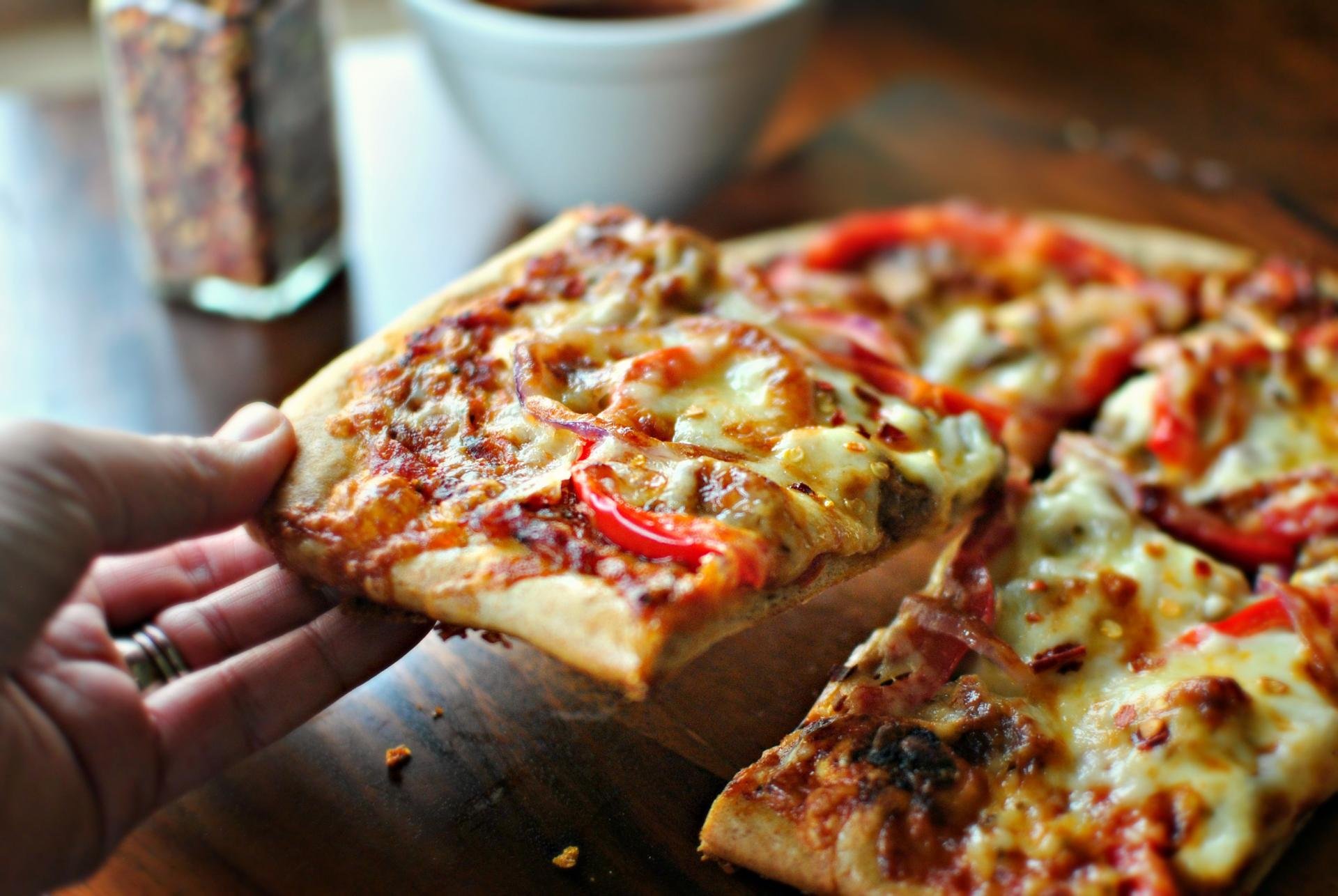 домашняя пицца в духовке рецепт с колбасой и сыром и помидорами на слоеном тесте фото 112