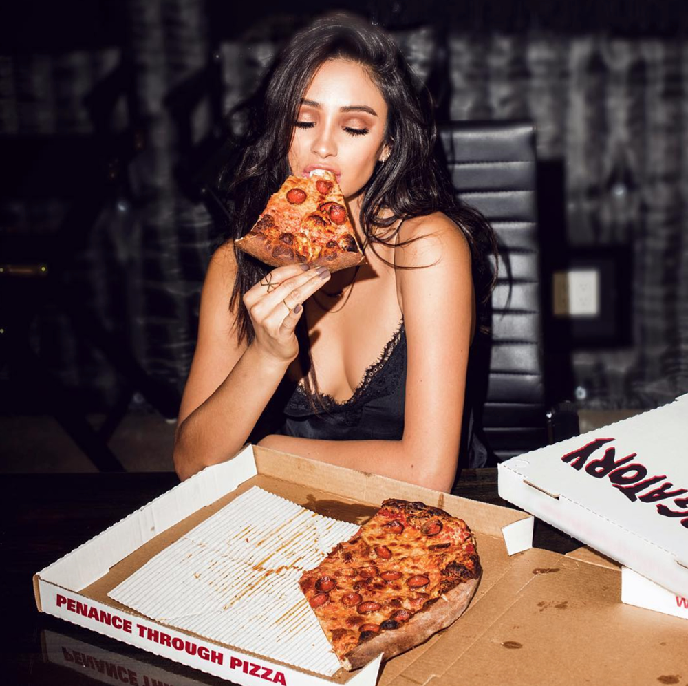 фотографии девушек с пиццей (120) фото