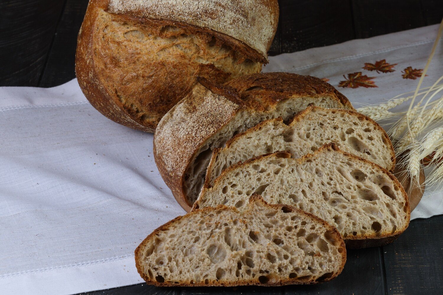 Домашний хлеб из цельнозерновой муки без дрожжей. Ржано-пшеничный хлеб. Ржано-пшеничный хлеб на закваске. Ржано пшеничный хлеб на ржаной закваске. Хлеб ржано-пшеничный подовый.