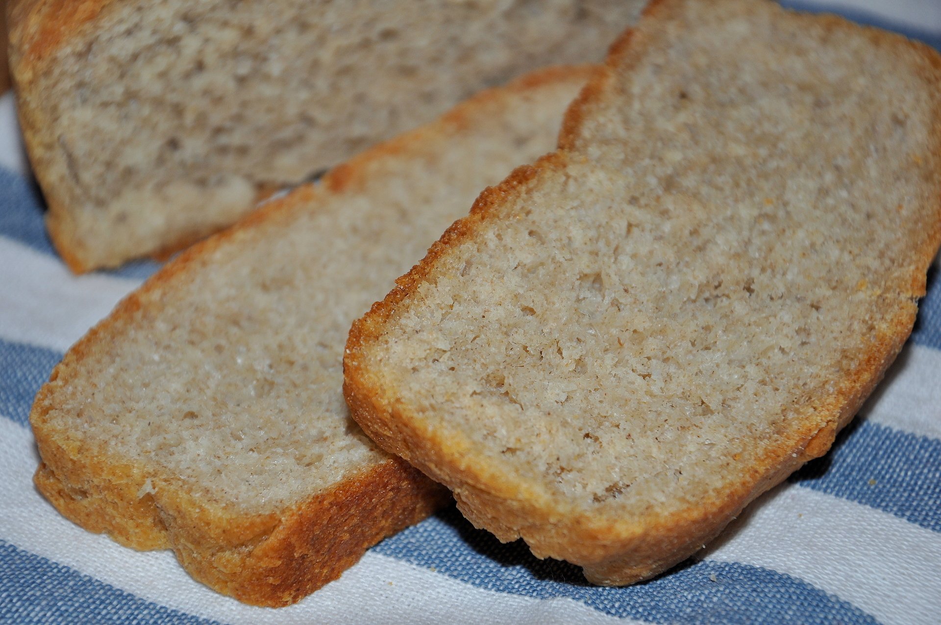 Пшеничный хлеб в духовке рецепты простые. Хлеб "простой ржаной с отрубями" белорусский. Пшенично-ржаной хлеб. Хлеб пшеничный домашний. Серый пшеничный хлеб.
