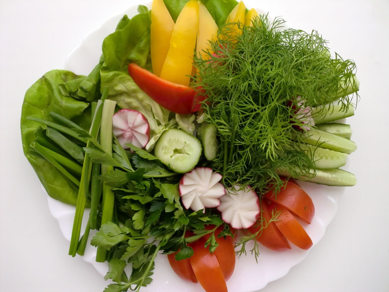 Свежие овощи на праздничный стол