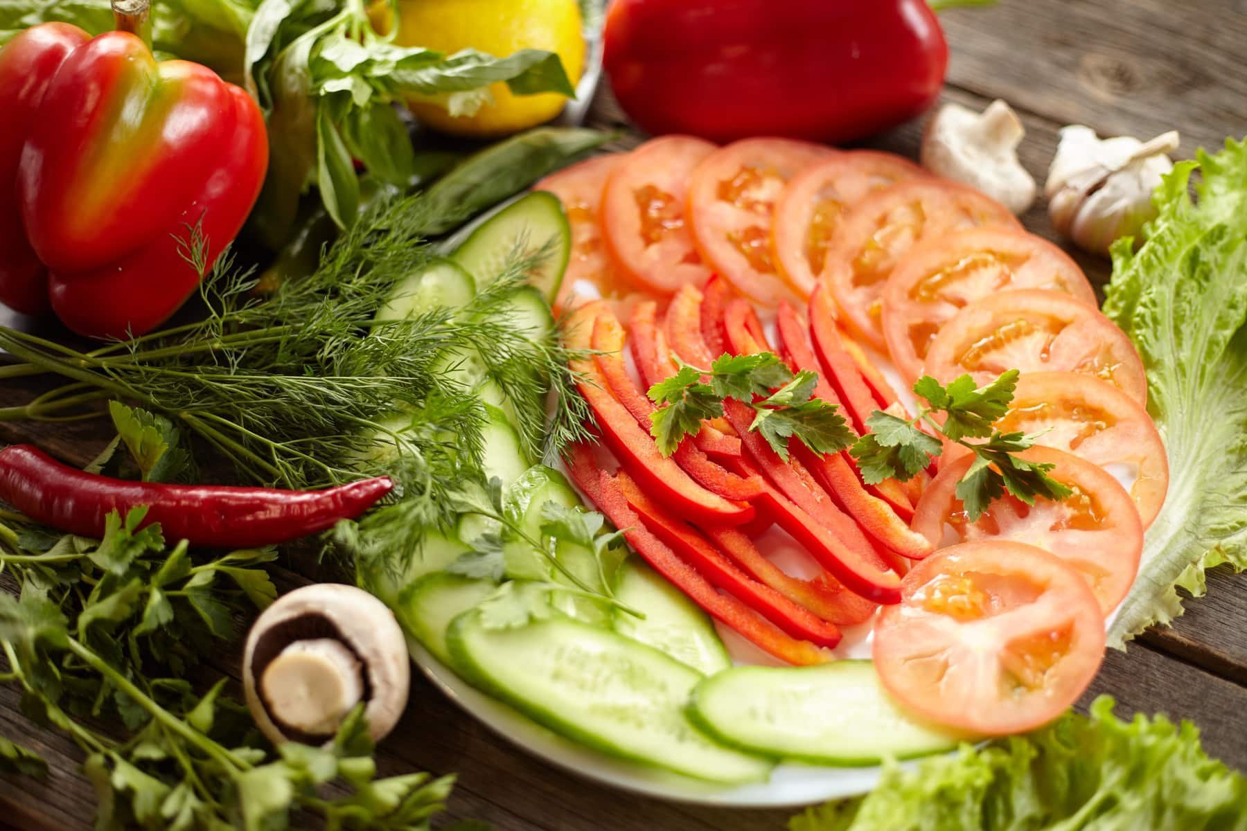 Овощи свежие на столе. Овощная нарезка. Овощная тарелка. Нарезанные овощи. Свежие овощи нарезка.