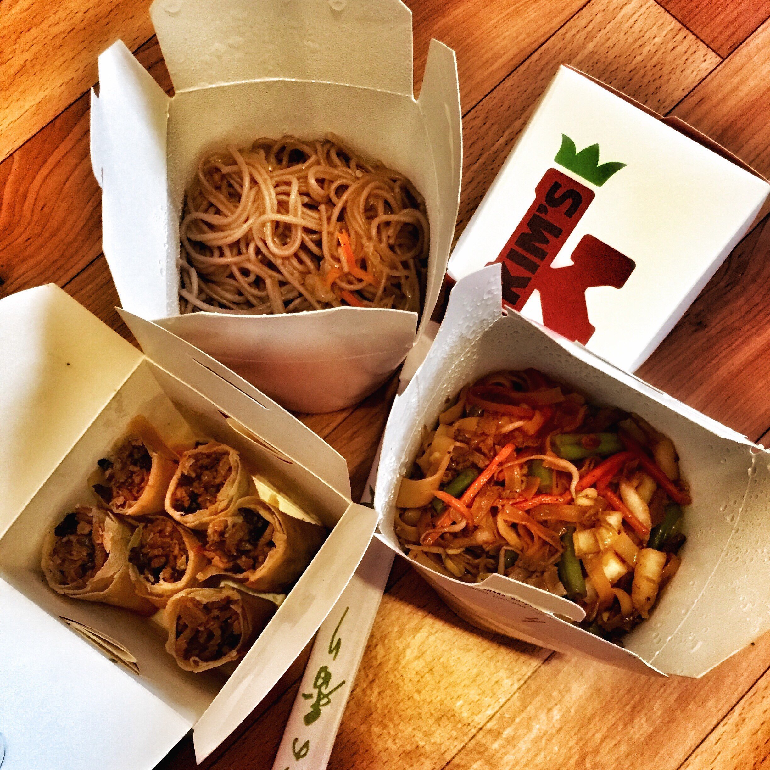 Китайские меню дома. Еда в коробочках. Китайские блюда на вынос. Китайская кухня в коробочках. Лапша в коробочках.