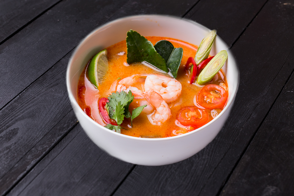 Вьетнамский суп том ям. Том ям в Тайланде. Острый суп том ям.