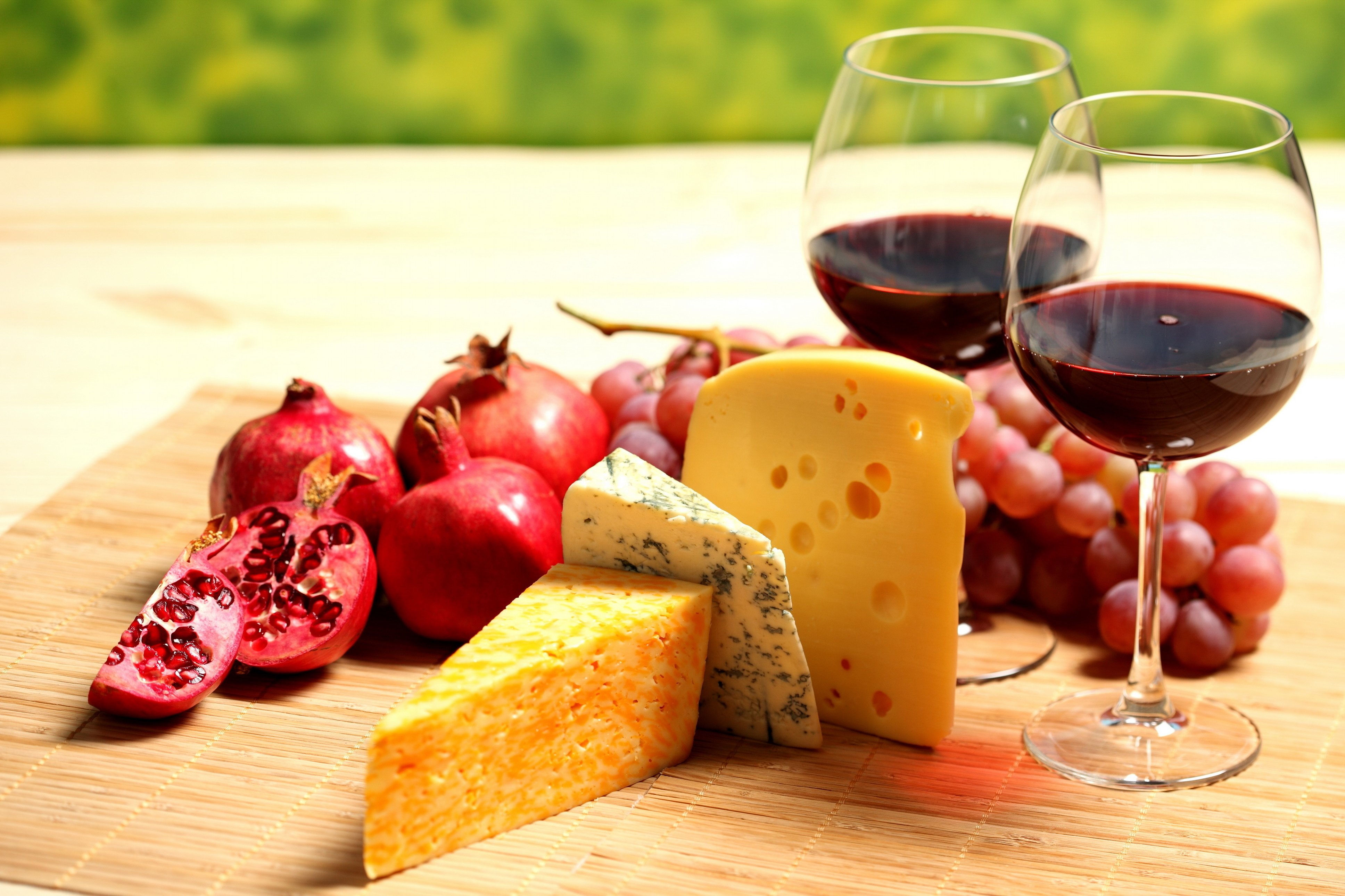 Белое вино диета. Вино и сыр. Заставка на рабочий стол еда. Вино сыр фрукты. Вино сыр виноград.