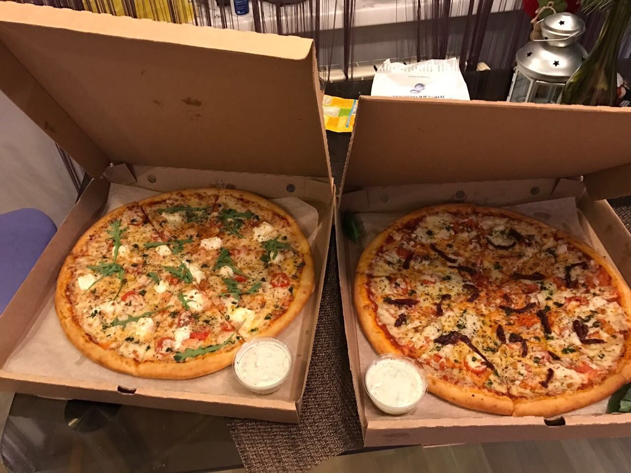 Кафе пицца телефон. Пиуцц на столе. Пицца в коробке на столе. Пицца из пиццерии. Пицца на столе в пиццерии.
