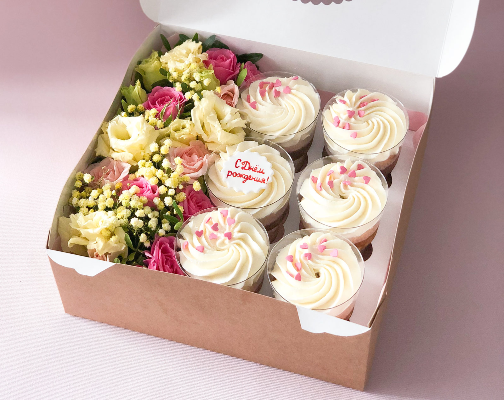 Десерты с цветами в коробке