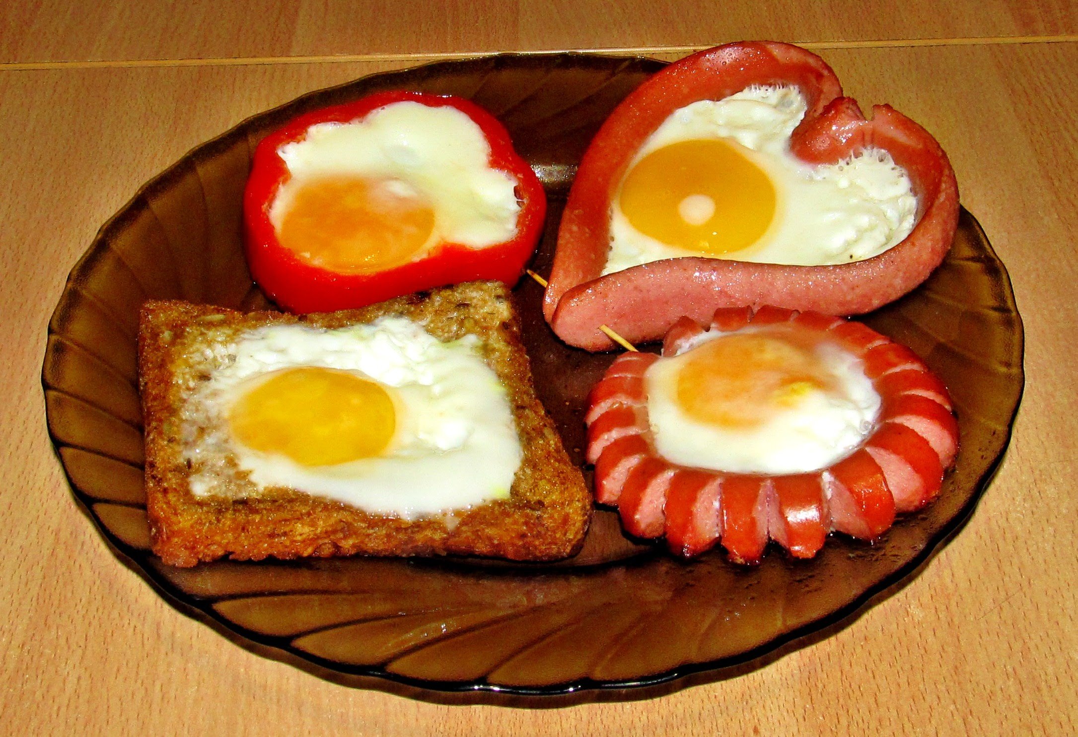 Два яйца и колбаса. Яичница. Необычный завтрак из яиц. Вкусный и красивый завтрак. Красивая яичница.