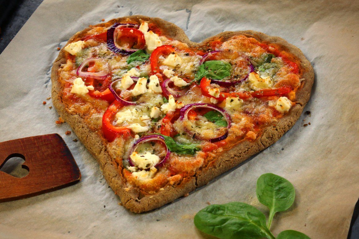 Mimi cica pizza. "Пицца". Пицца в виде сердца. Пицца в виде сердечка. \Пицца в ви де сербдечка.