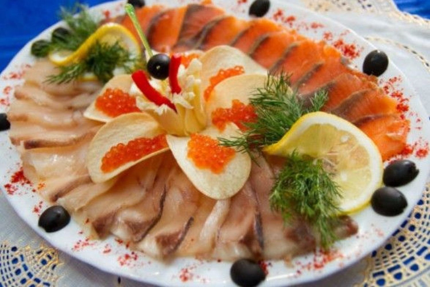 Нарезки рыбные на стол фото. Рыбная нарезка. Рыбная нарезка на праздничный стол. Красивая сервировка рыбы. Украшение стола блюдами.