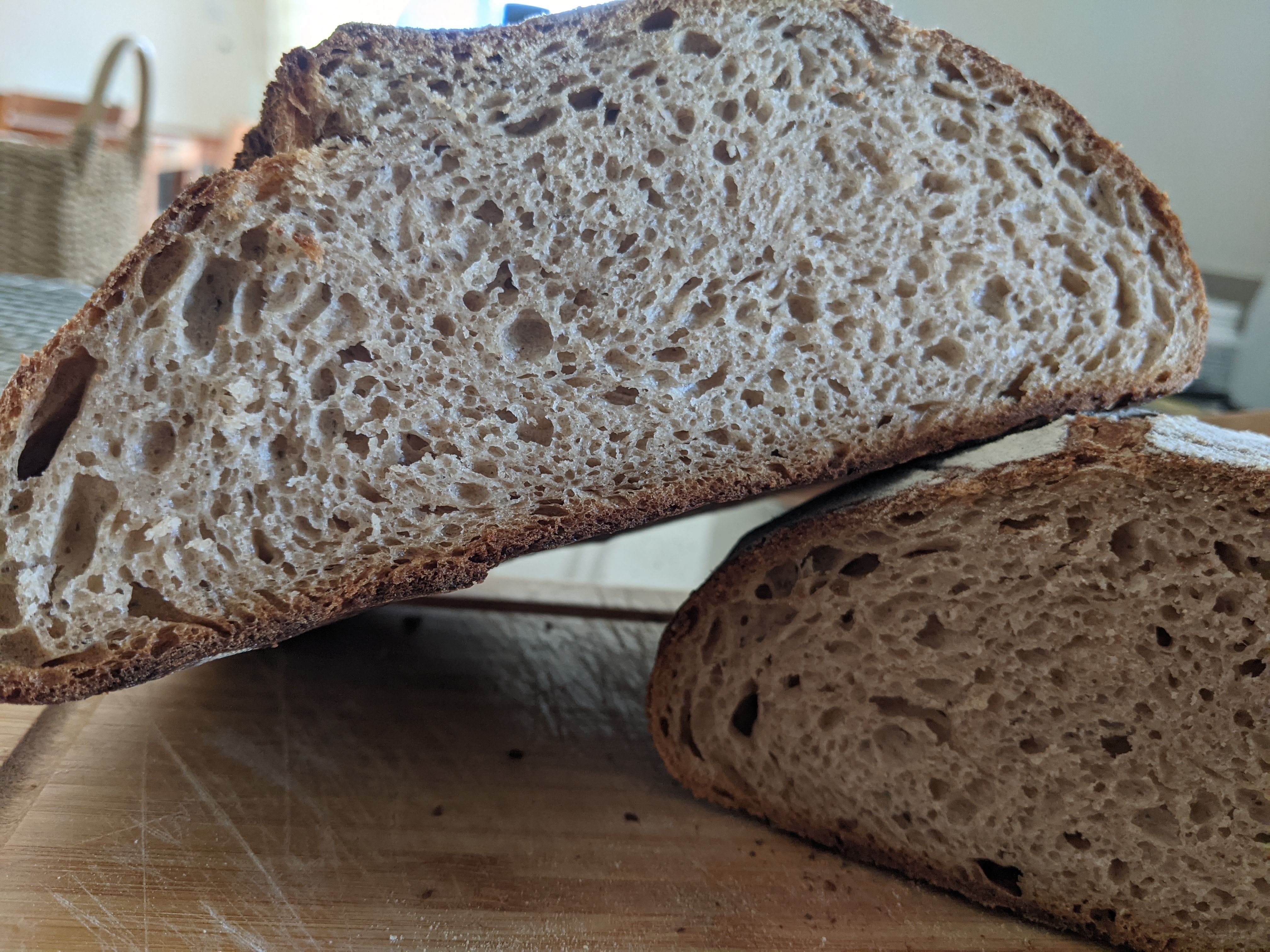Домашний цельнозерновой хлеб на закваске. Хлеб пшеничный цельнозерновой. Хлеб ароматный. Душистый хлеб. Ржаной хлеб.