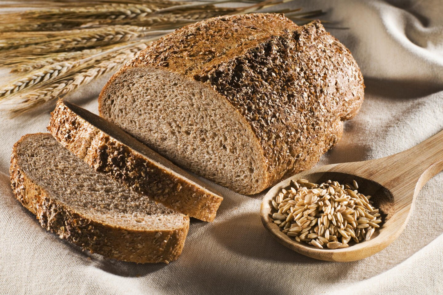 Хлеб при повышенном сахаре. Хлеб пшеничный цельнозерновой. Ржаной цельнозерновой хлеб. Хлеб грубого помола. Черный хлеб.