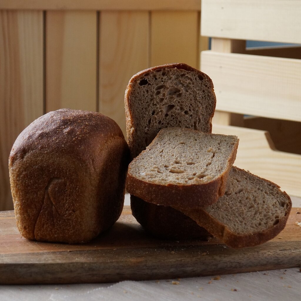 Цельнозерновой хлеб дома. Пшеничный хлеб. Цельнозерновой хлеб. Хлебобулочные изделия для диабетиков. Хлеб из пшеничной цельнозерновой муки.