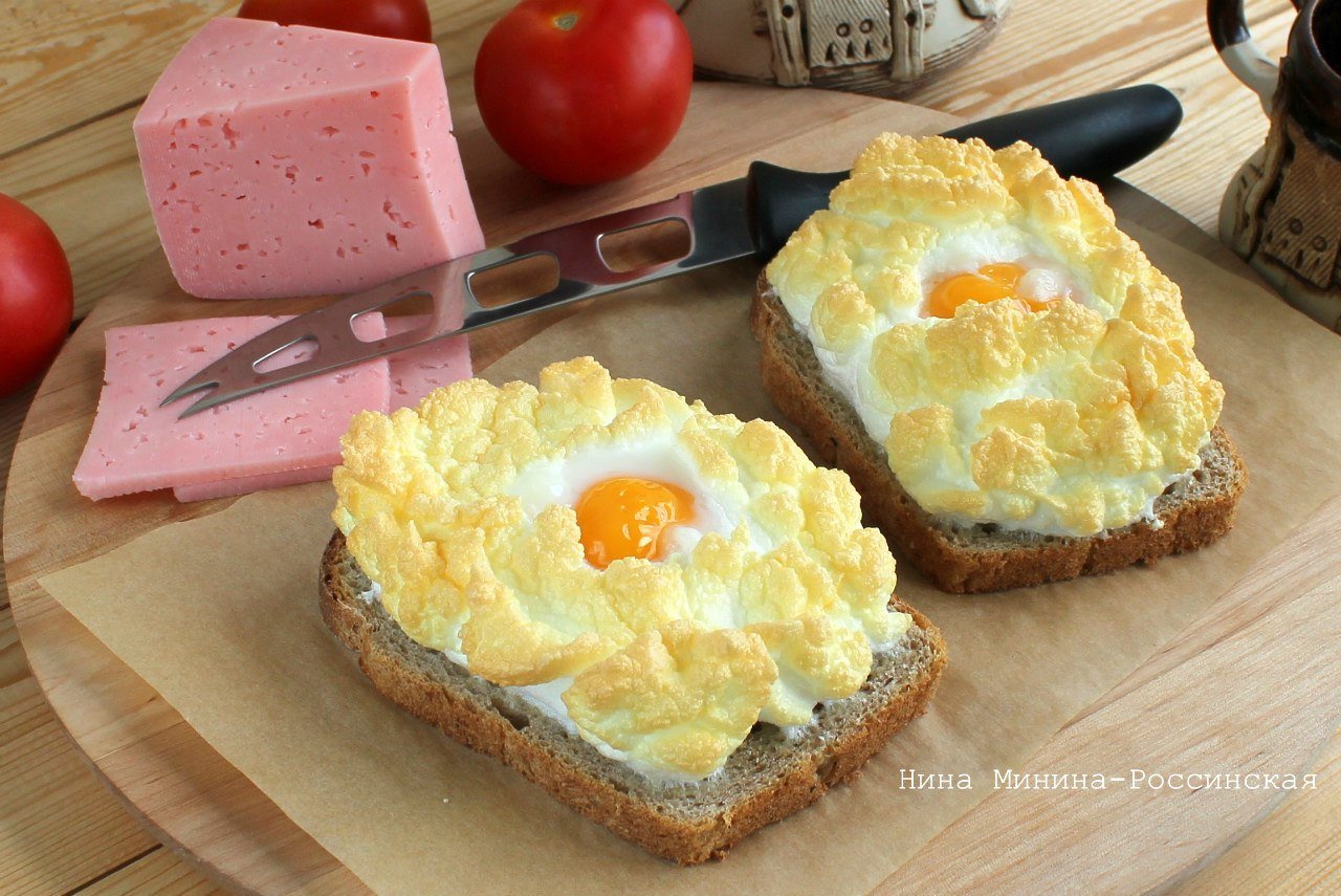 Тостовый хлеб с яйцом на сковороде. Бутерброды из яиц. Бутерброд с яйцом. Бутерброды интересные с яйцом. Бутерброды с яйцом в духовке.