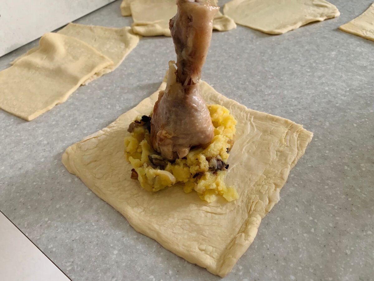 Куриные ножки в слоеном тесте в духовке с фото