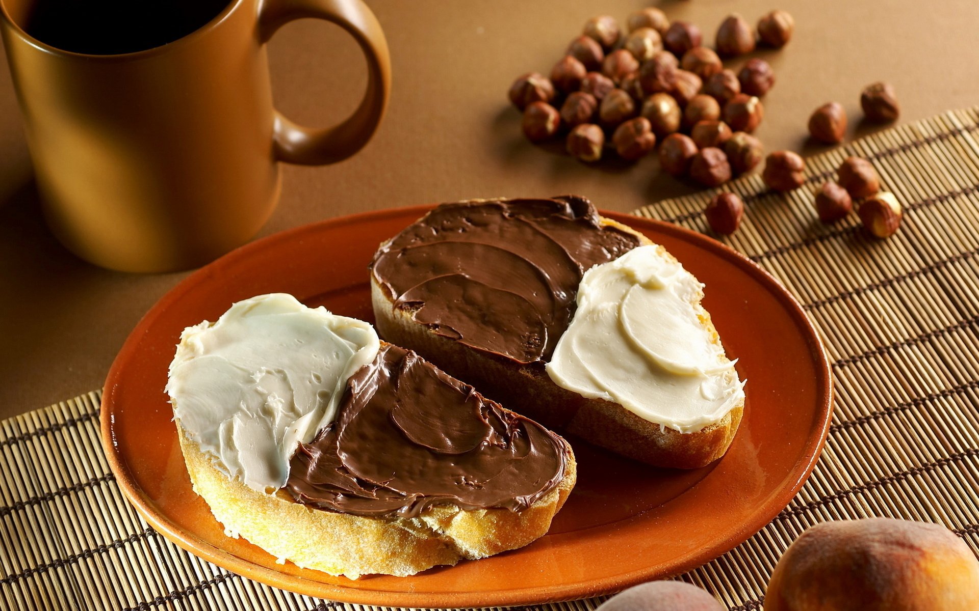 Орехи и сливочное масло. Бутерброд с шоколадным маслом. Бутерброд с шоколадной пастой. Шоколадное масло. Завтрак с шоколадом.