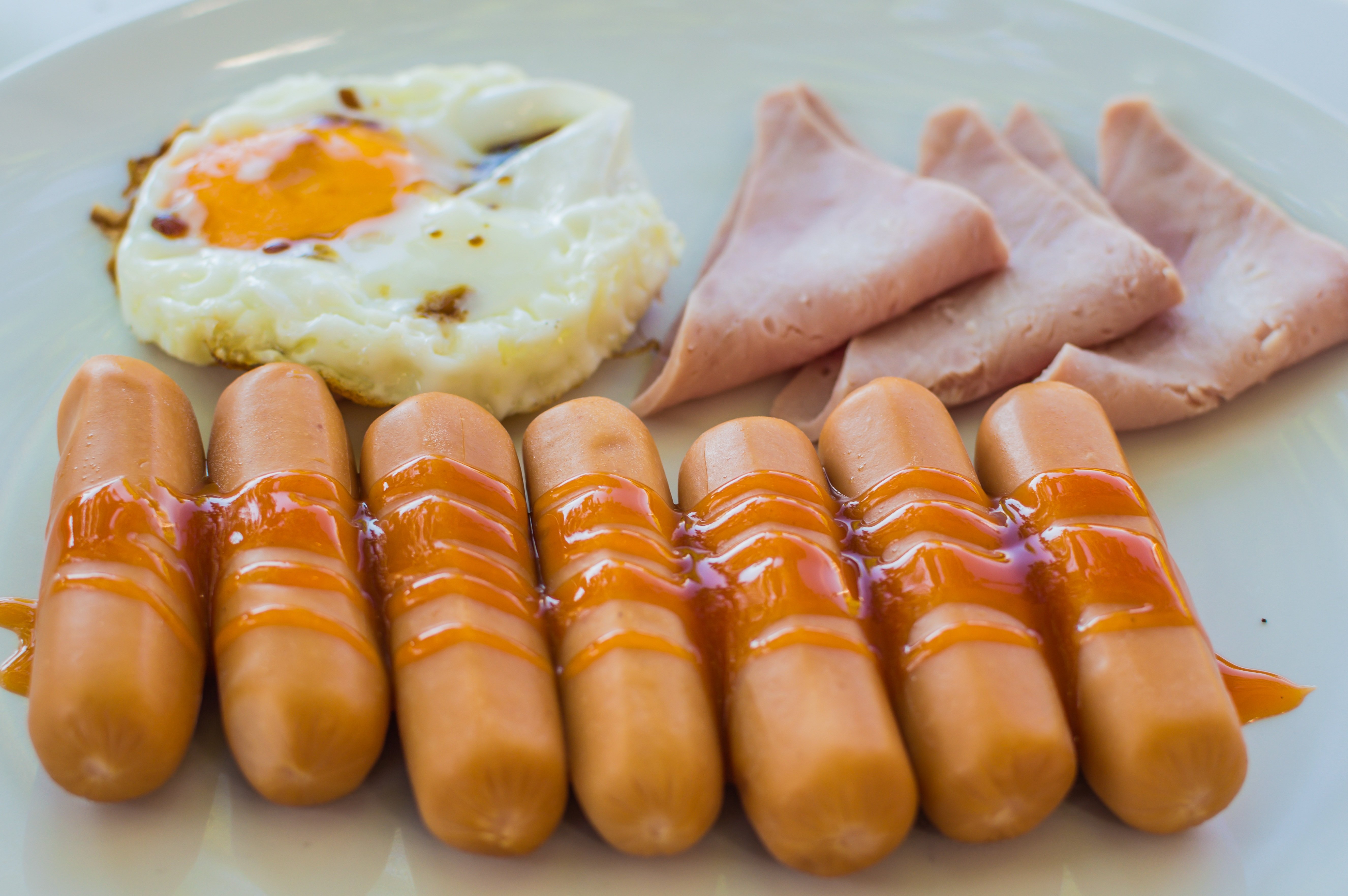 Два яйца и колбаса. Завтрак с сосисками. Необычные блюда из сосисок. Сосиска с яйцом. Яичница с сосисками.