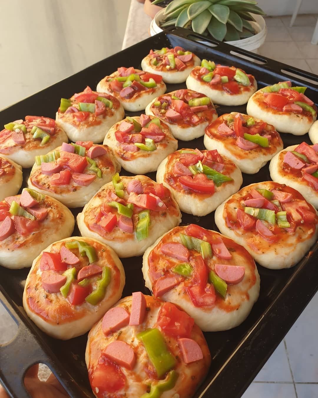 Мини пиццы в духовке с колбасой