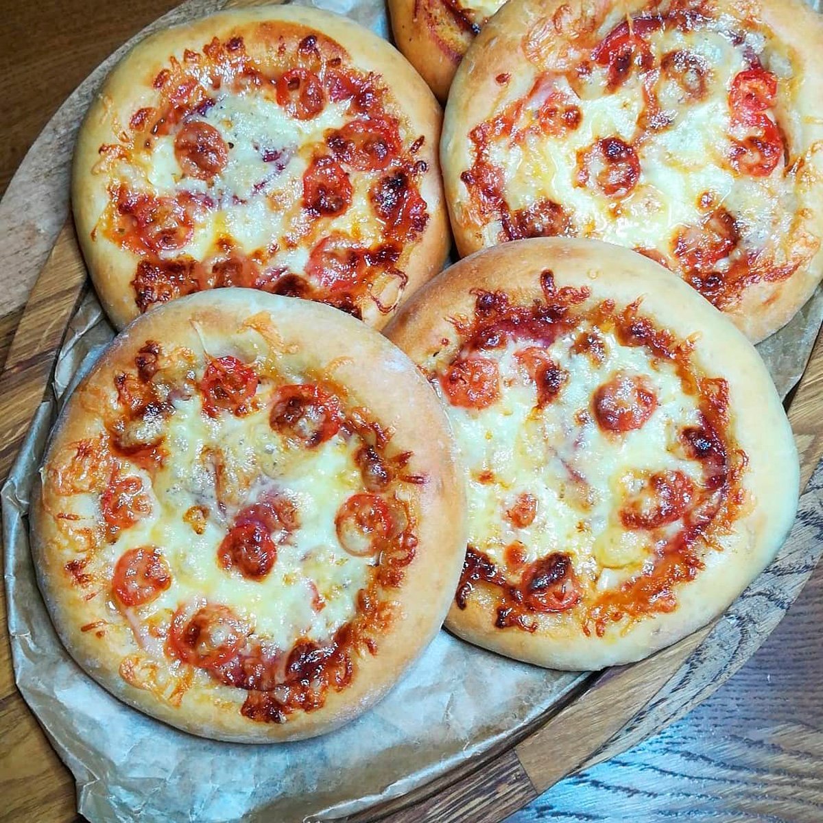 мини пицца в духовке из дрожжевого теста с колбасой и сыром рецепт пошаговый с фото (120) фото