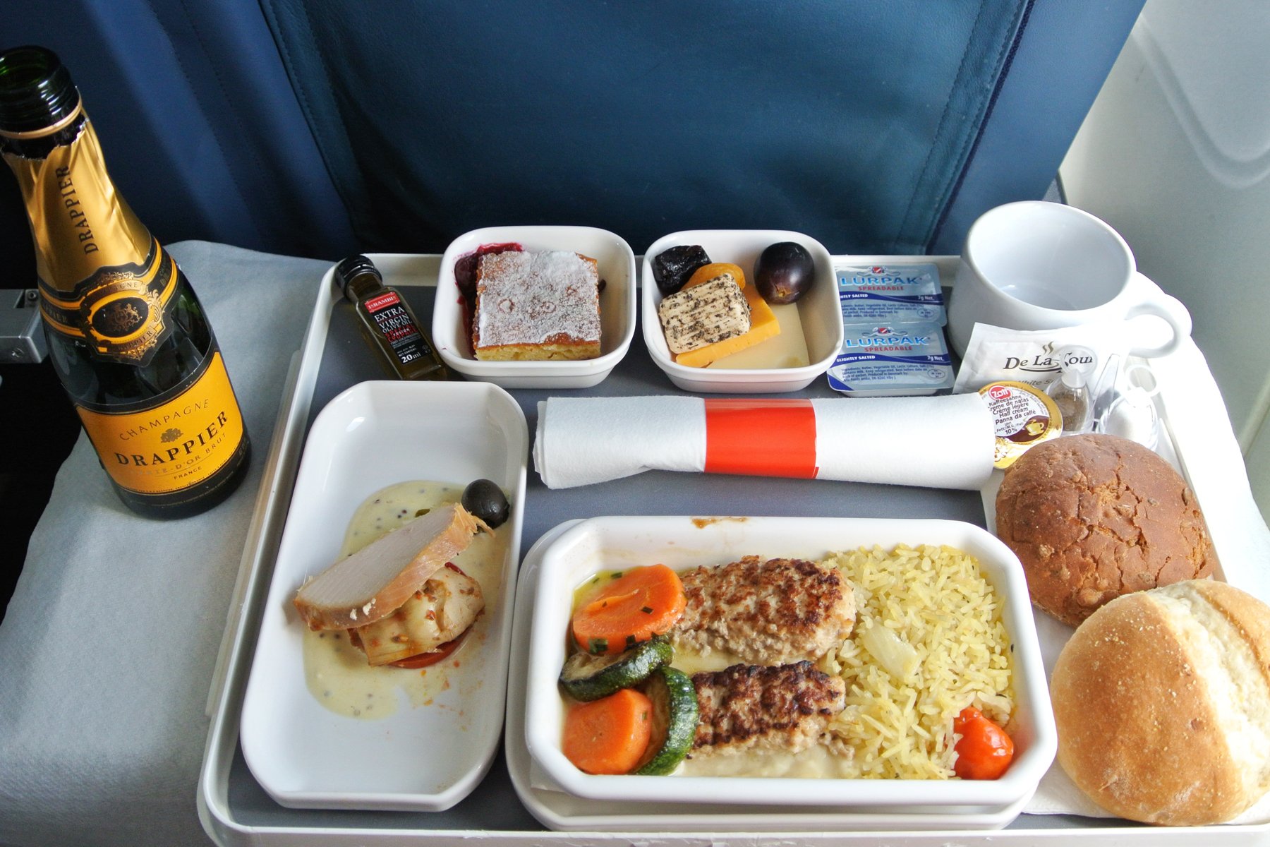 Сколько кормят в самолете. Еда в самолете. Обед в самолете. Еда в бизнес классе. Еда в самолете бизнес класс.