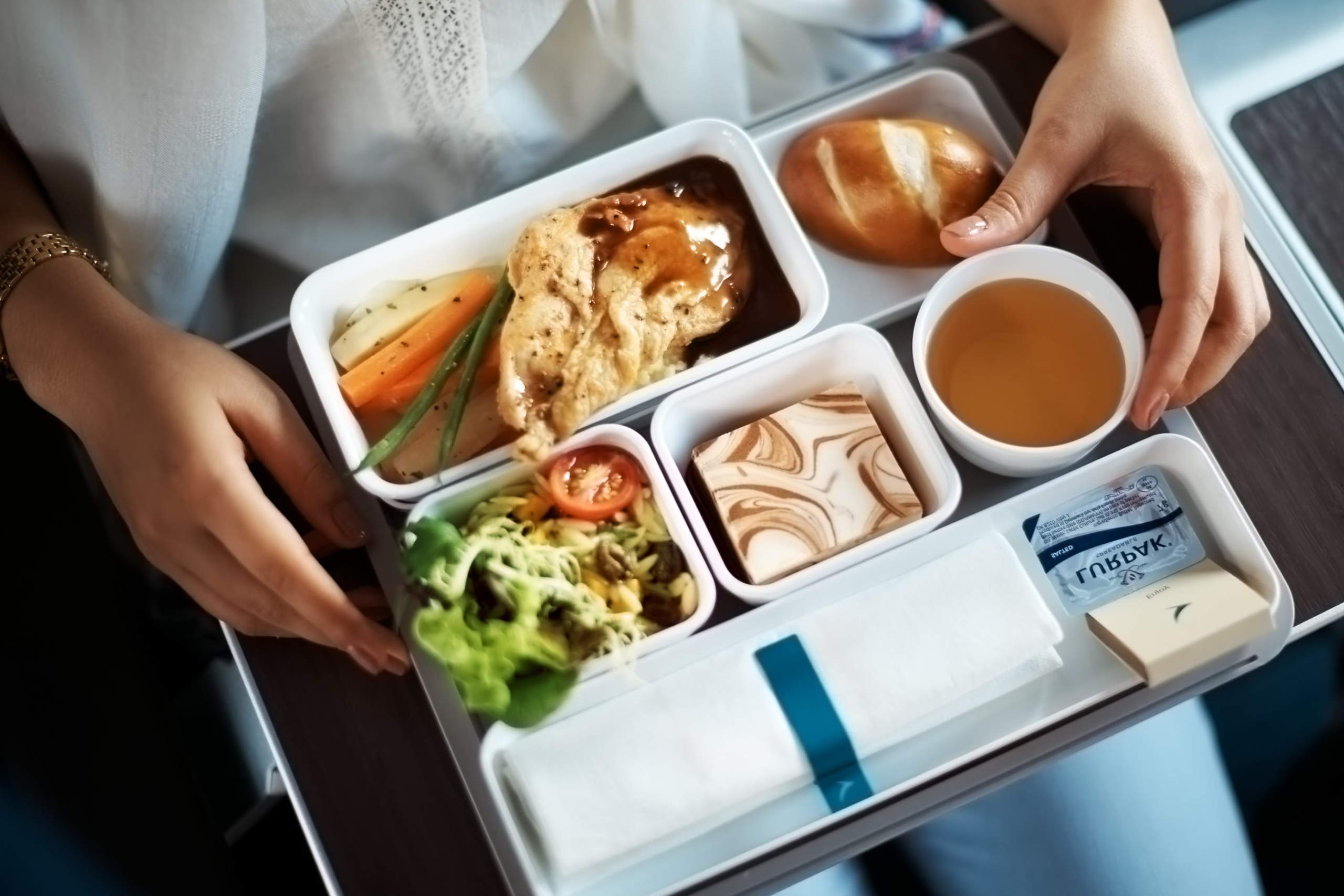 Услуга горячего питания. Еда в самолете. Обед в самолете. Ланч в самолете. Еда на борту самолета.