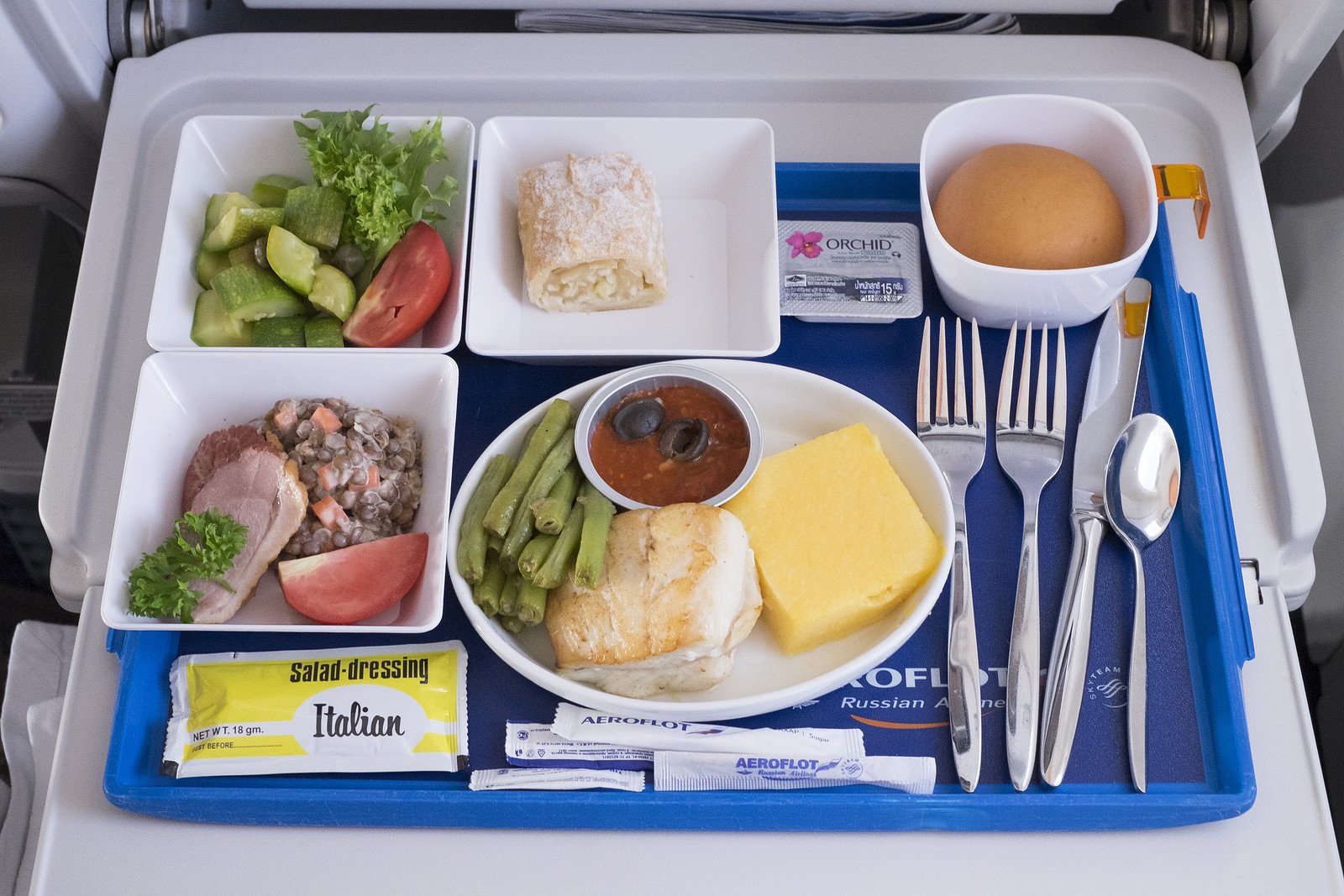 Обед в самолете. Питание в Аэрофлоте эконом 2022. Aeroflot Comfort class питание. Еда в самолете эконом класса Аэрофлот. Бортовое питание Аэрофлот.