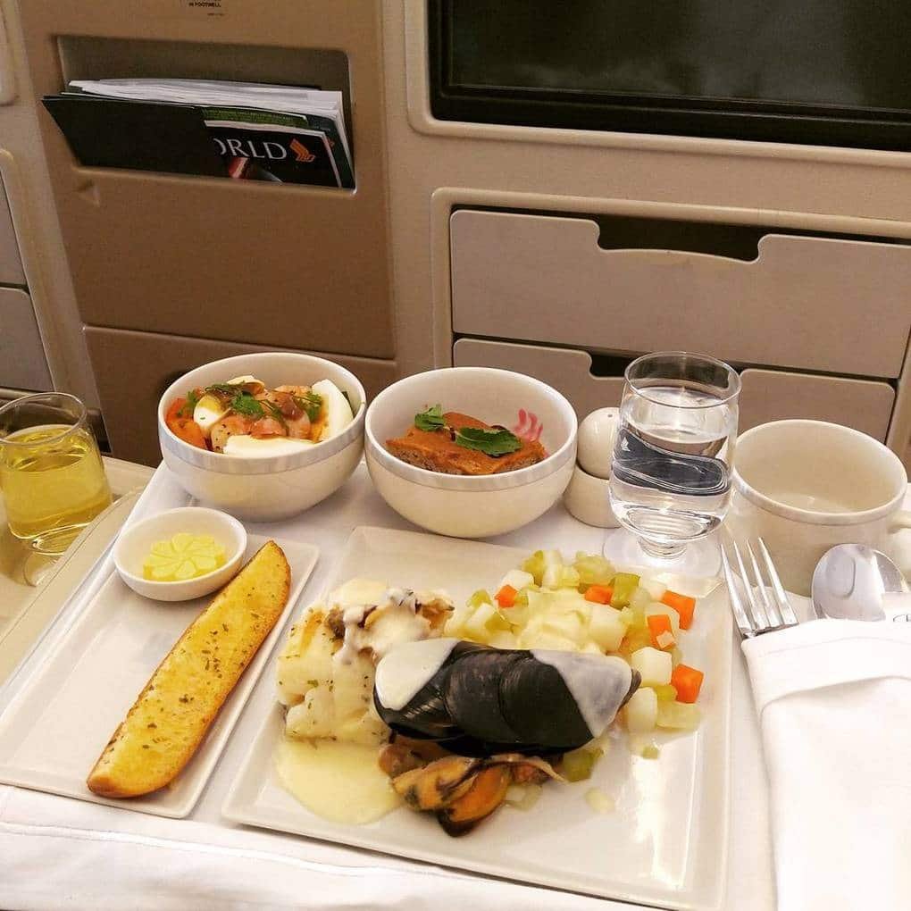 Обед в самолете. Еда в самолете. Самолет из еды. Красивый обед в самолете. Еда в самолете фото.