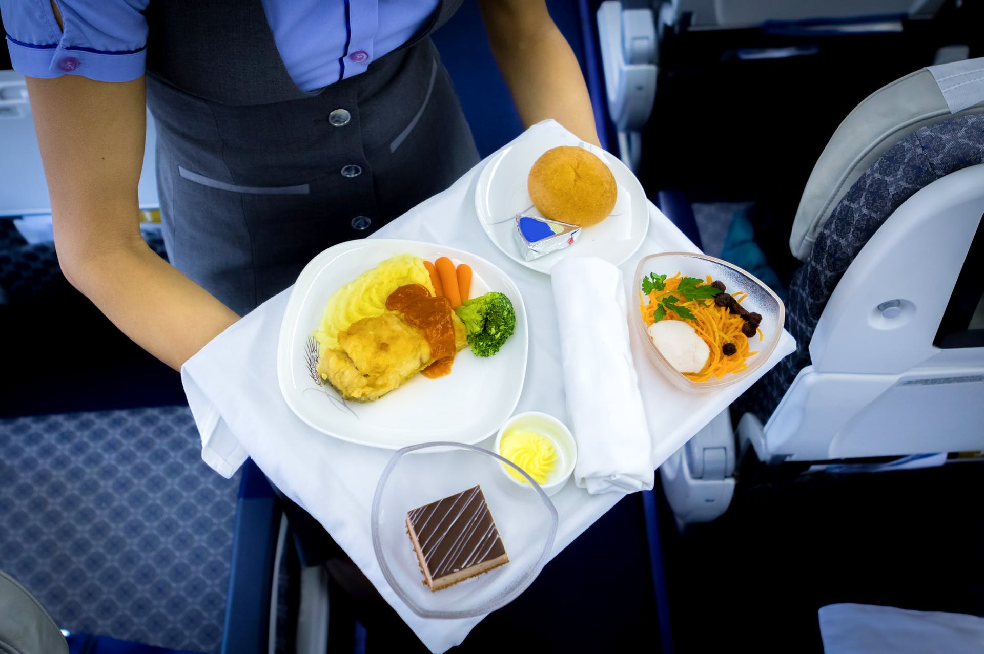 Обед в самолете. Еда в самолете. Еда на борту. Поднос с едой в самолете.