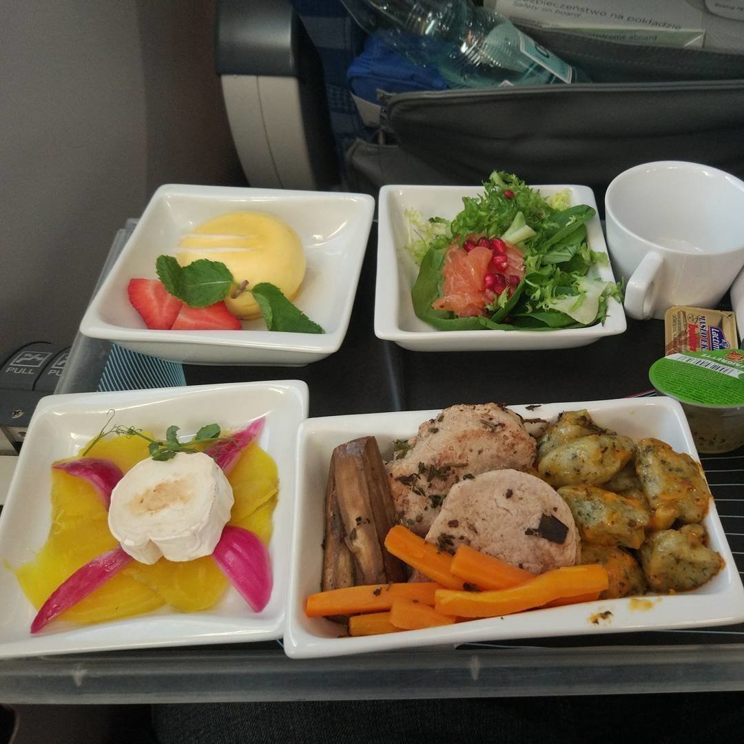 Обед в самолете. Еда в самолете. Обед в бизнес классе в самолете. Еда на борту.
