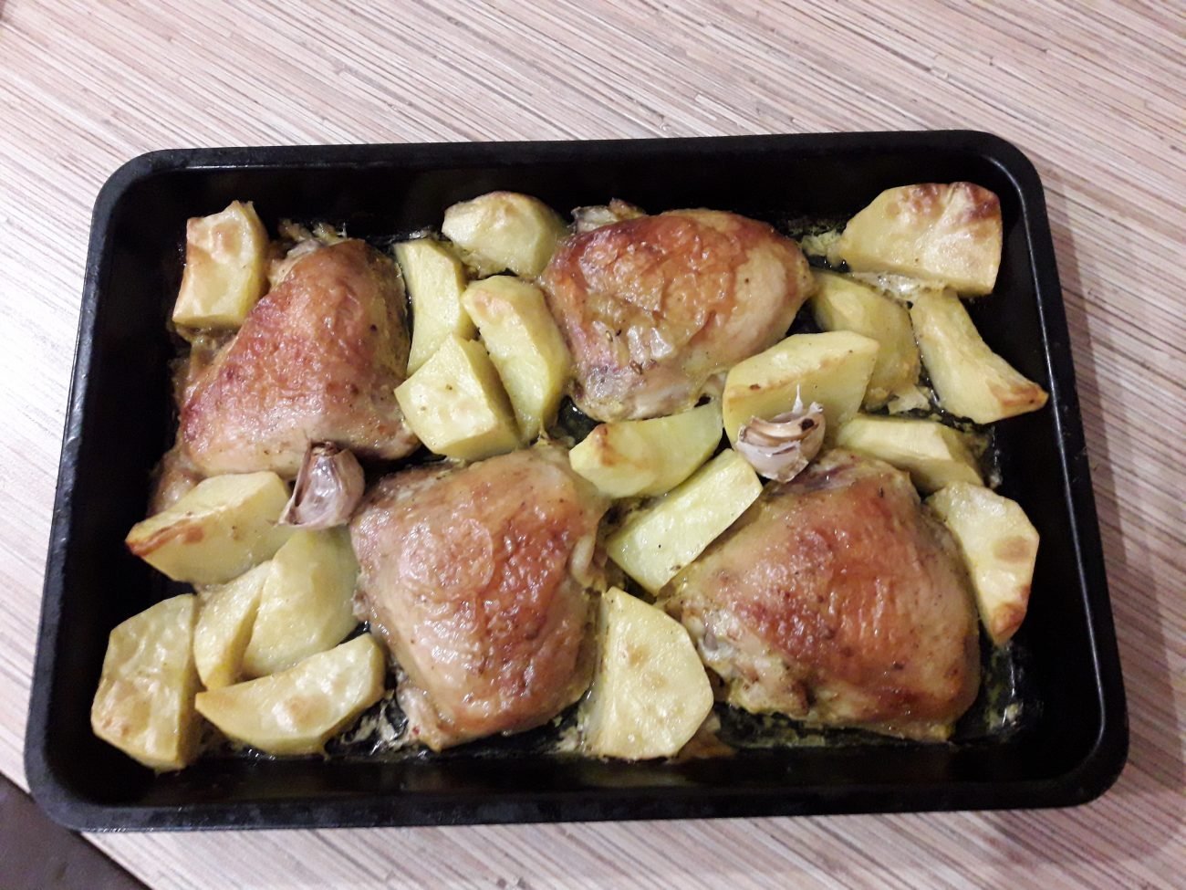Куриное бедро с картошкой в духовке рецепт с фото