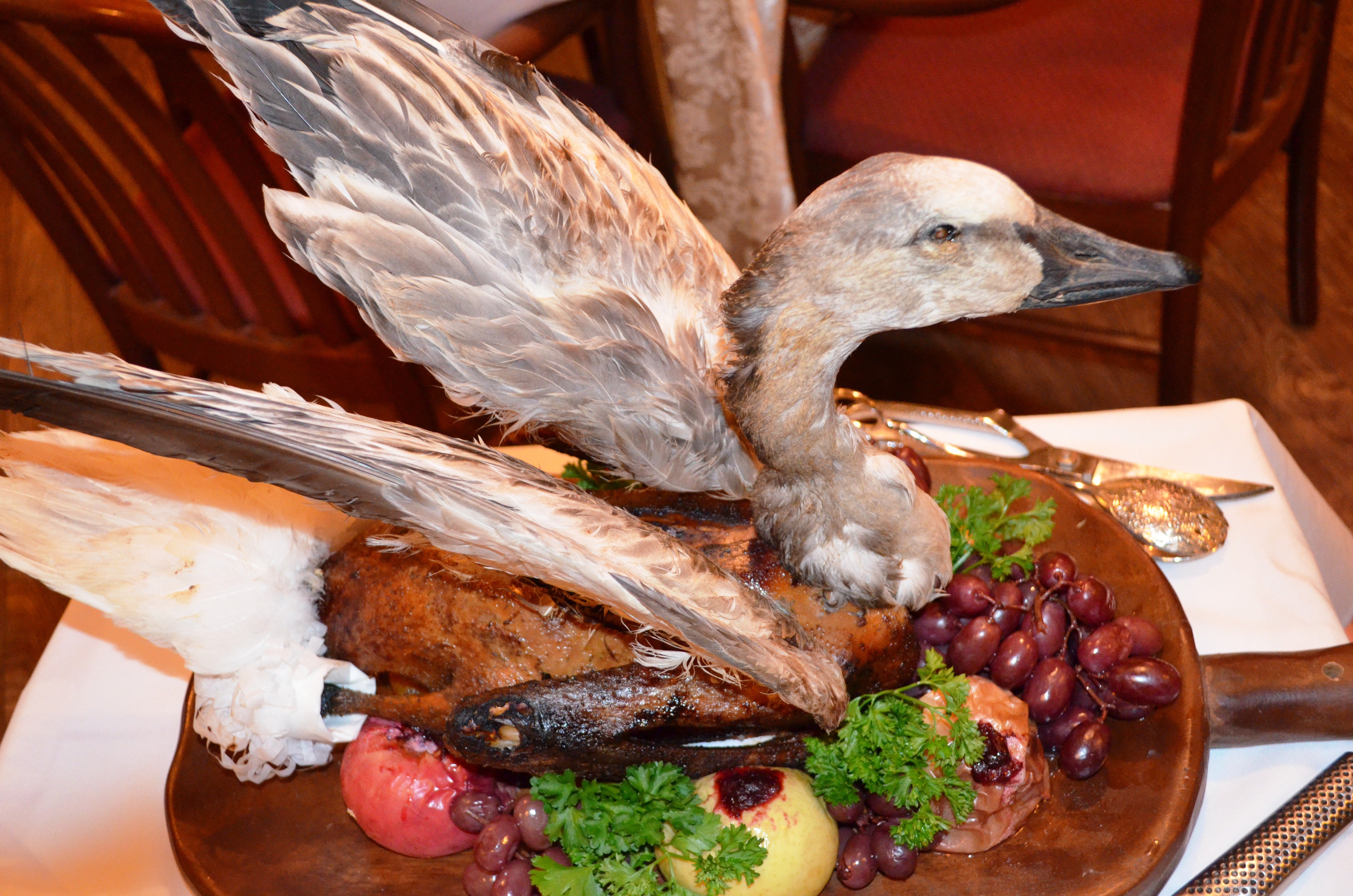 Гусь готов. Гусь на столе. Дичь птица. Блюдо из лебедя. Гусь на праздничный стол.