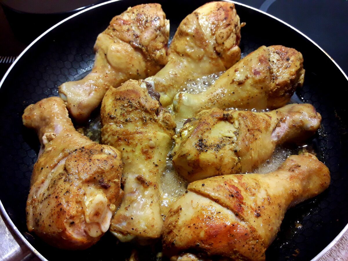 Сколько по времени жарится курица. Куриные ножки. Куриные ножки на сковороде. Жареные куриные ножки на сковороде. Куриные голени на сковороде.
