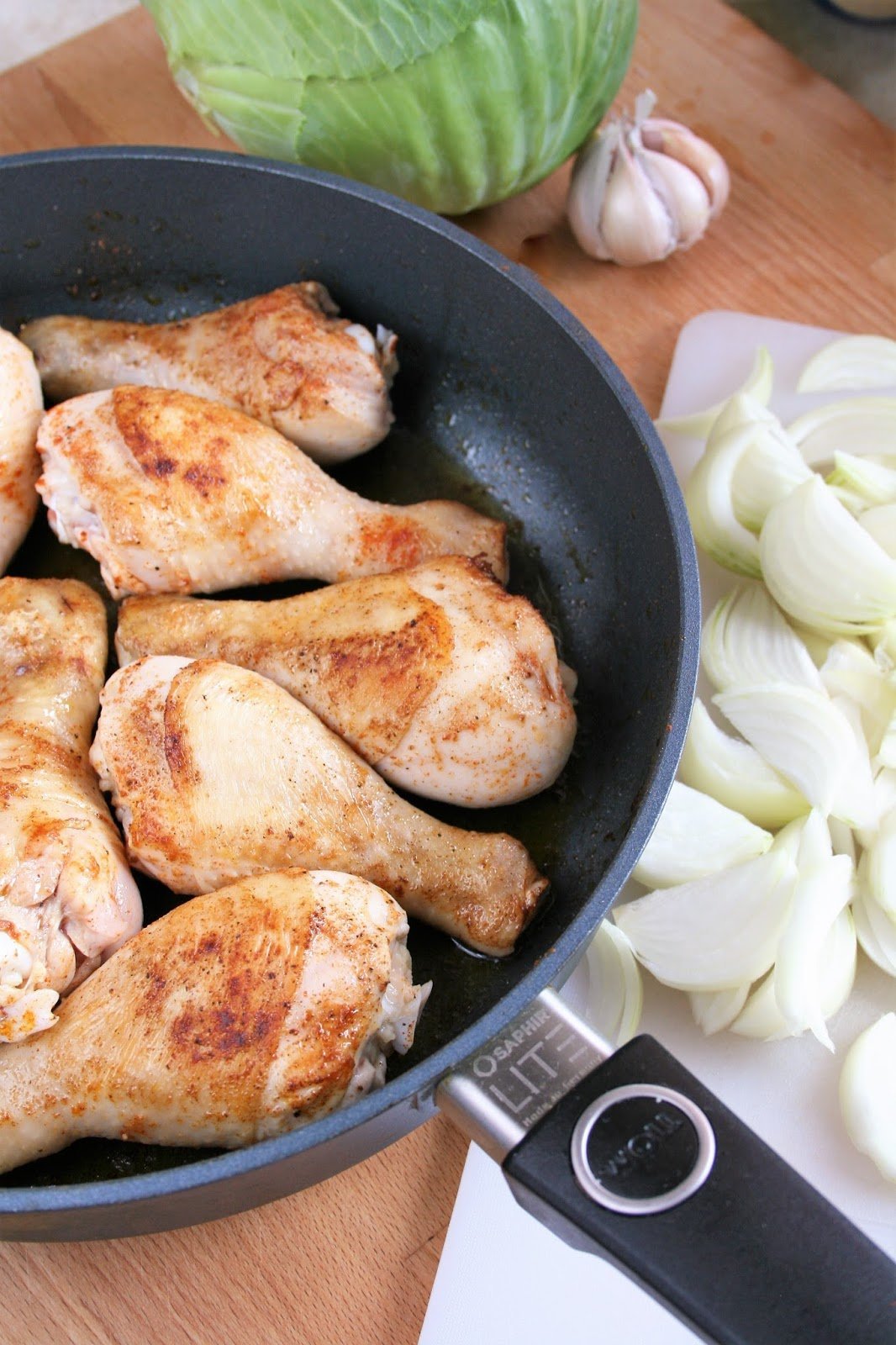 Вкусная голень курицы на сковороде. Жареная курица на сковороде. Куриные голени на сковороде. Голень куриная жареная. Жареные куриные ножки на сковороде.