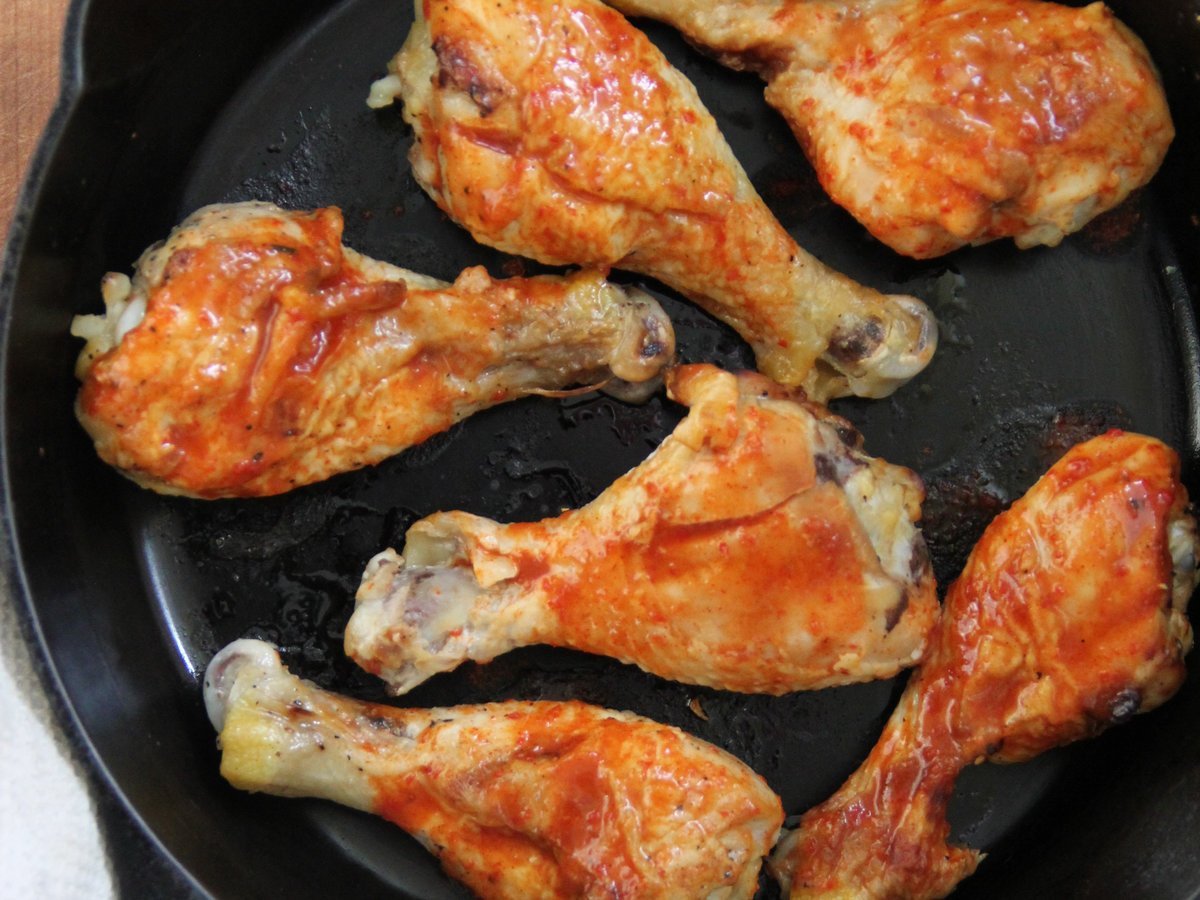 Вкусная голень курицы на сковороде. Куриные ножки. Куриные ножки на сковороде. Куриные голени на сковороде. Голень куриная жареная.