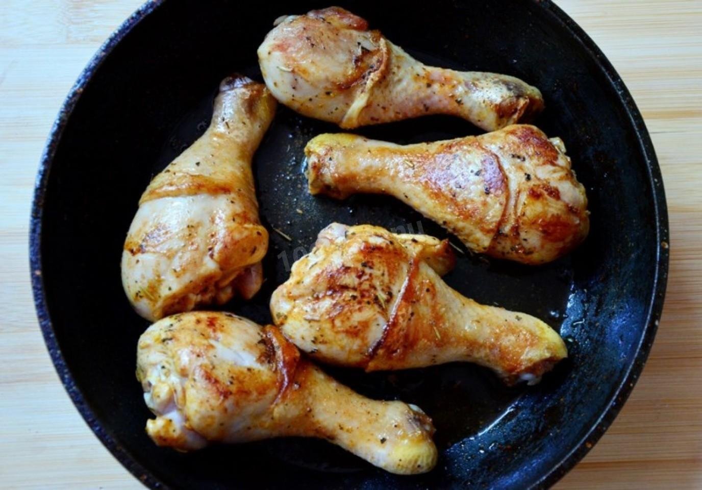 Приготовить куриные голени рецепт. Куриные ножки на сковороде. Куриные голени на сковороде. Голень куриная жареная. Жареные куриные ножки на сковороде.