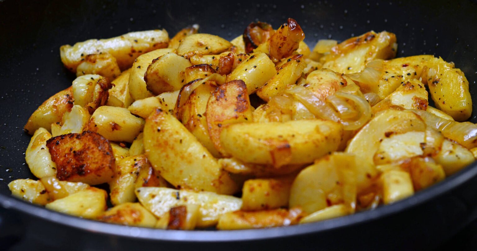 Жареный картофель на сковороде