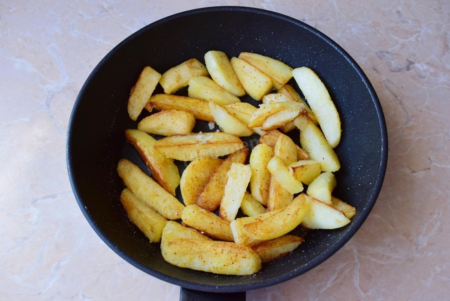 Жареная картошка на воде на сковороде