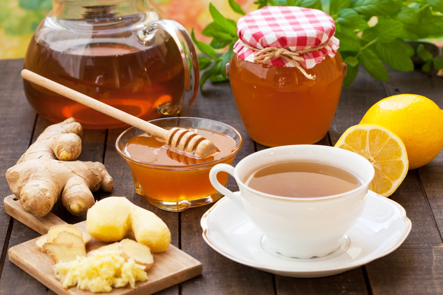 Мед с лимоном польза и вред. Имбирно-медовый сбитень. Чай с лимоном и имбирем и медом. Чай с медом. Имбирный чай с медом.