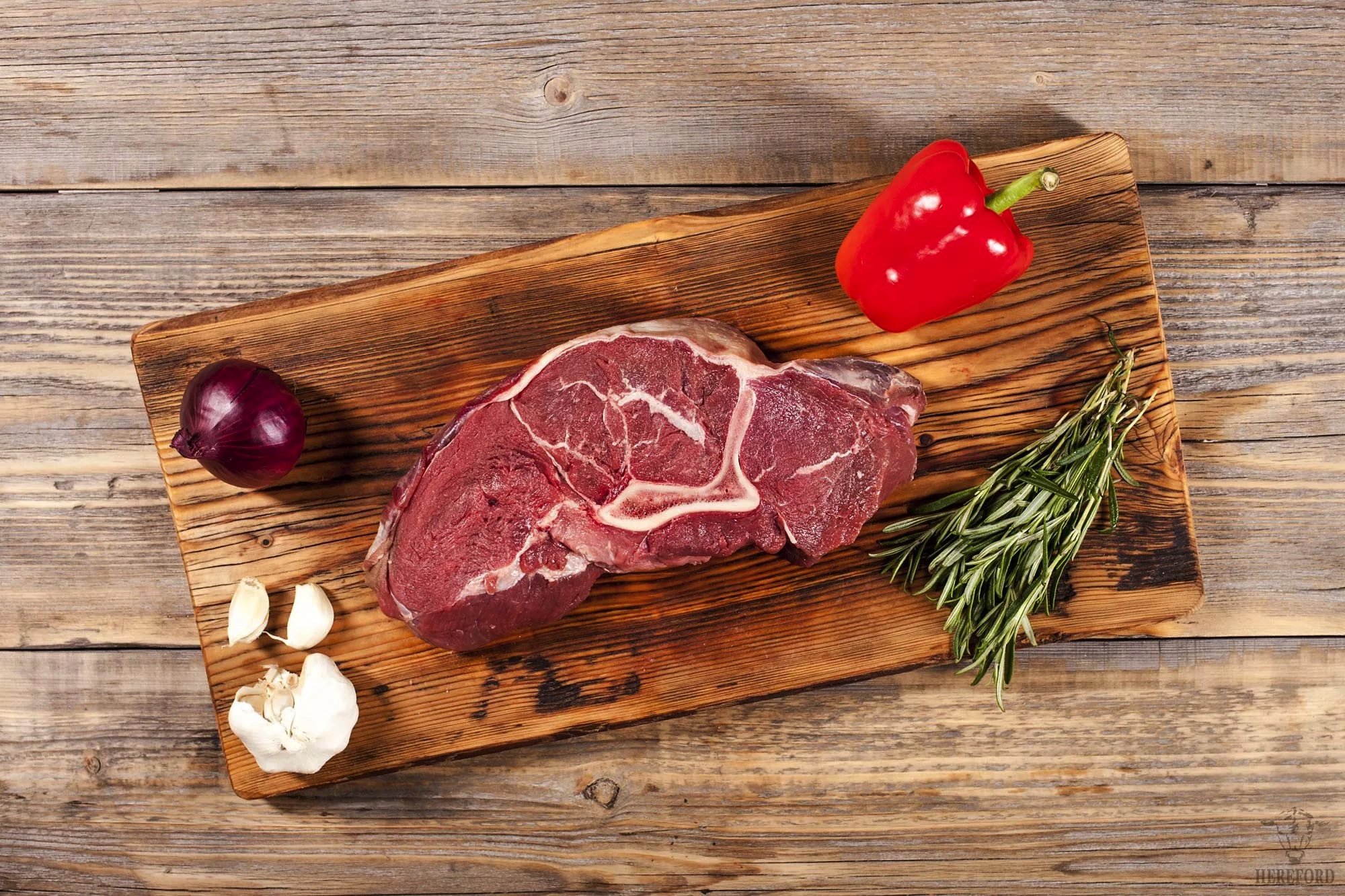 Living meat. Мясо на деревянной доске. Свинина на деревянной доске. Фермерские мясные продукты. Дощечки для мяса.