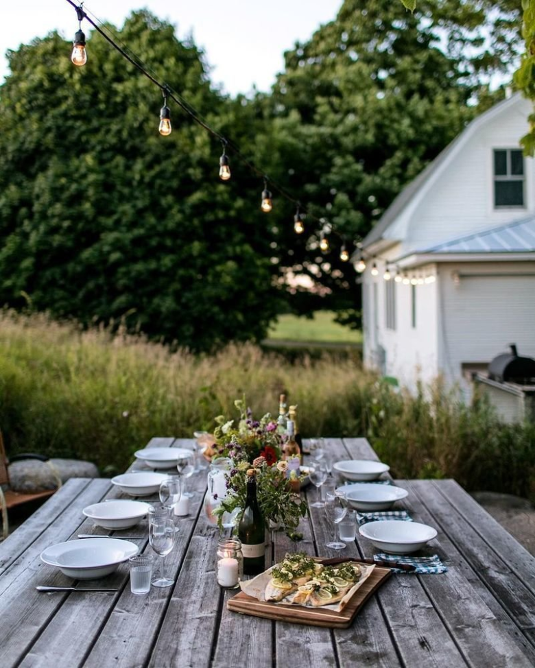 Загородная еда. Пикник на даче. Сервировка стола на даче. Праздничный стол на даче. Ужин на даче.