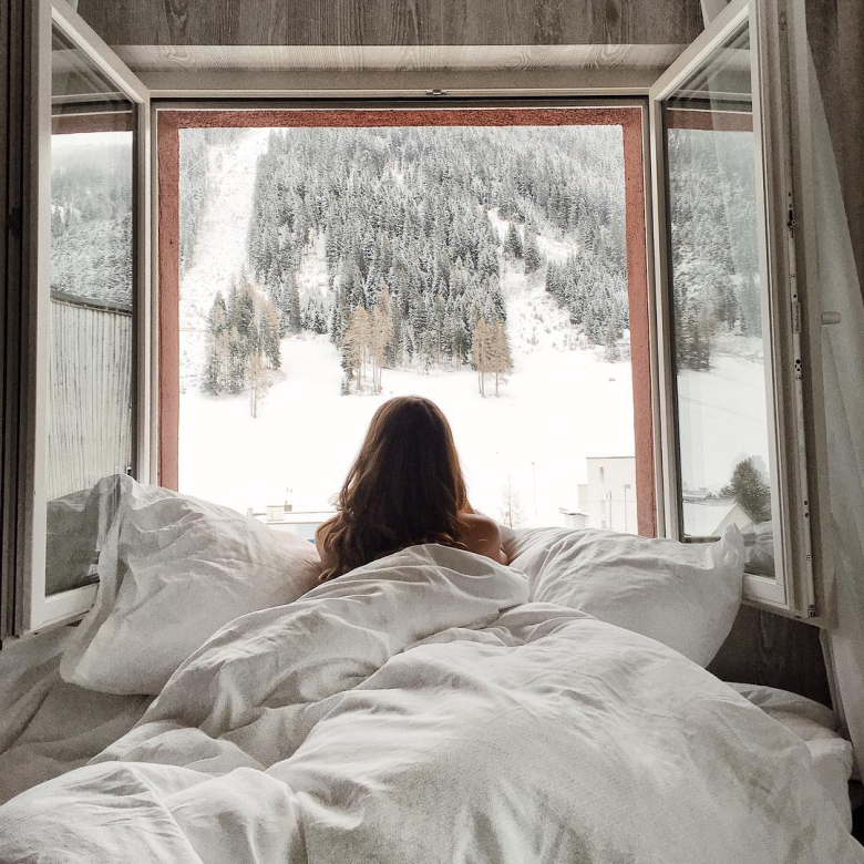 Спать на балконе. Зимнее окно. Вид из окна зима. Кровать у окна. Окно зимой.