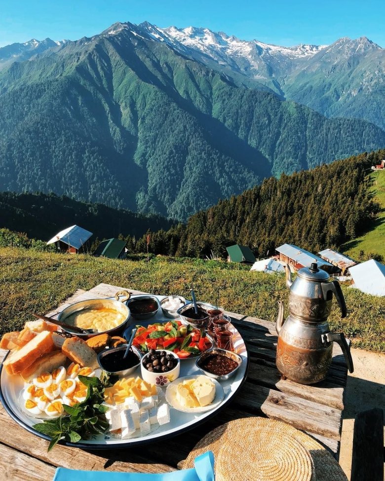 Обед туриста. Завтрак на природе. Пикник в горах. Завтрак в горах.